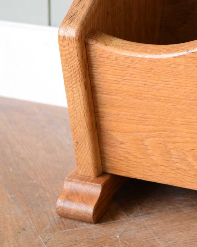 マガジンラック　アンティーク家具　サイドテーブルにもなる便利なマガジンラック、フランスのアンティーク家具。持ち上げなくても移動ラクラクHandleのアンティーク家具の足の裏にはフェルトキーパーをお付けしています。(j-2525-f)