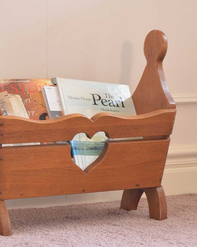 マガジンラック　アンティーク家具　ナチュラルで可愛いアンティーク、ハートモチーフのマガジンラック。ちょっと置いておきたい…をキレイに収納新聞や雑誌など、ついついテーブルの上に置いてしまって雑多に見えるものが、コレさえあればキレイに収納出来てお部屋もスッキリ見えるんです。(j-2527-f)