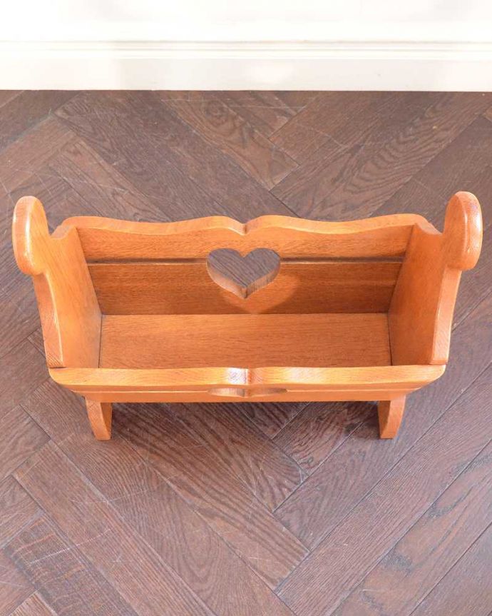 マガジンラック　アンティーク家具　ナチュラルで可愛いアンティーク、ハートモチーフのマガジンラック。雑誌を入れる部分もキレイに修復しましたアンティークは新品ではないので経年変化によるキズはありますが、専門の職人がキレイにお直ししました。(j-2527-f)