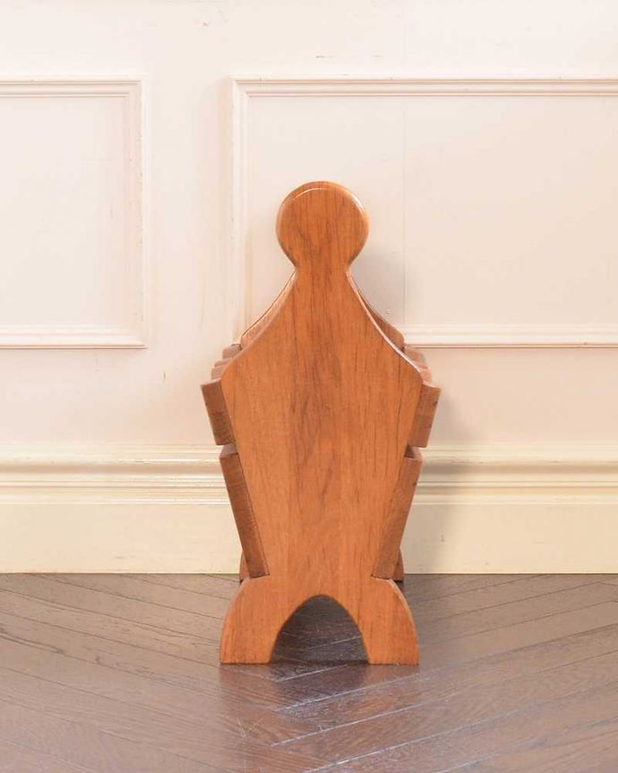 マガジンラック　アンティーク家具　ナチュラルで可愛いアンティーク、ハートモチーフのマガジンラック。横から見てもキレイです360度、どの角度から見てもキレイに仕上がっています。(j-2527-f)