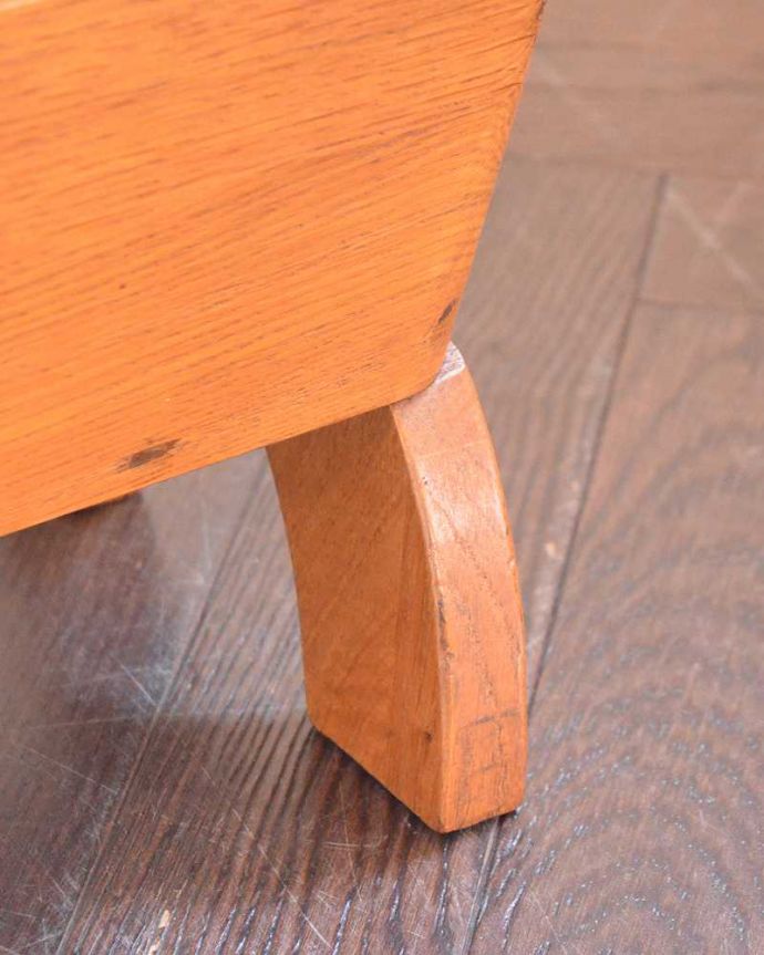 マガジンラック　アンティーク家具　ナチュラルで可愛いアンティーク、ハートモチーフのマガジンラック。持ち上げなくても移動ラクラクHandleのアンティーク家具の足の裏にはフェルトキーパーをお付けしています。(j-2527-f)