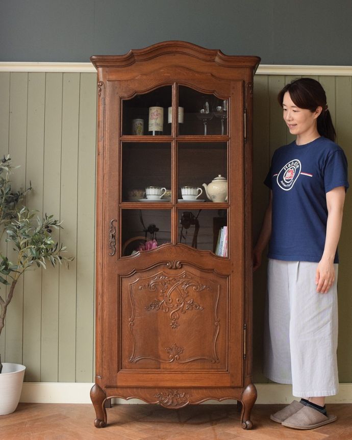 アンティークのキャビネット　アンティーク家具　リビングで使えるフランスのアンティーク家具、優雅な雰囲気のガラスキャビネット（本棚） 。置いた瞬間、フランスらしい優雅さフランスらしい彫が美しい大きなサイズのキャビネット。(j-2528-f)