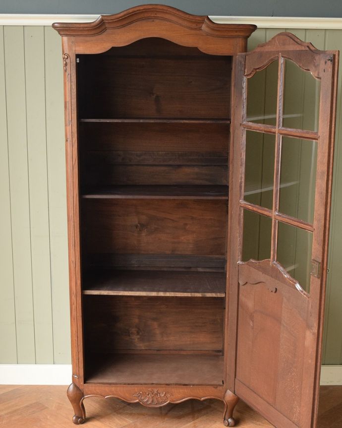 アンティークのキャビネット　アンティーク家具　リビングで使えるフランスのアンティーク家具、優雅な雰囲気のガラスキャビネット（本棚） 。美しさだけじゃない！たっぷり収納アンティーク家具にはめずらしい日本の食器棚と同じようなデザイン。(j-2528-f)