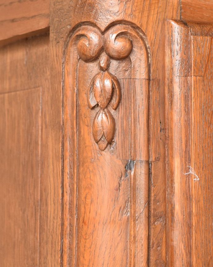 アンティークのキャビネット　アンティーク家具　リビングで使えるフランスのアンティーク家具、優雅な雰囲気のガラスキャビネット（本棚） 。フランスらしい彫りフランスらしさの象徴とも言える、優雅な彫りの装飾。(j-2528-f)