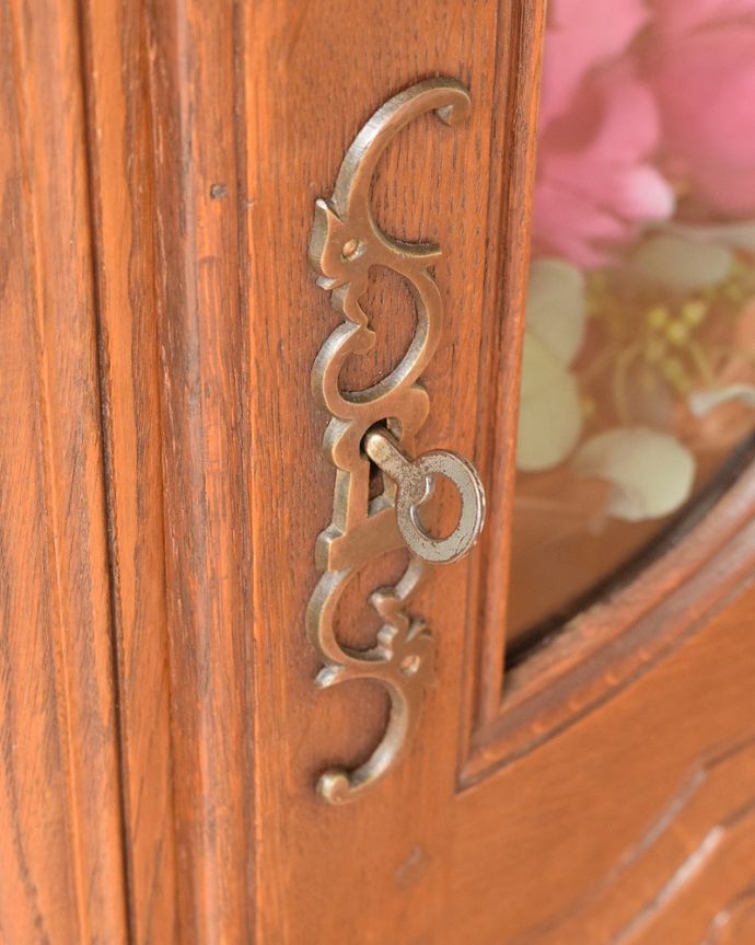 アンティークのキャビネット　アンティーク家具　リビングで使えるフランスのアンティーク家具、優雅な雰囲気のガラスキャビネット（本棚） 。大切なものも収納出来ますおとぎ話に出てくるような可愛いアンティークの鍵が付いています。(j-2528-f)