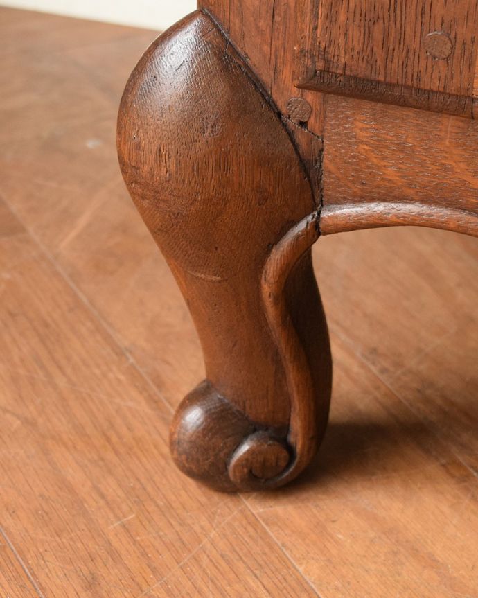 アンティークのキャビネット　アンティーク家具　リビングで使えるフランスのアンティーク家具、優雅な雰囲気のガラスキャビネット（本棚） 。女性1人でラクラク運べちゃう仕掛けHandleのアンティークは、脚の裏にフェルトキーパーをお付けしています。(j-2528-f)