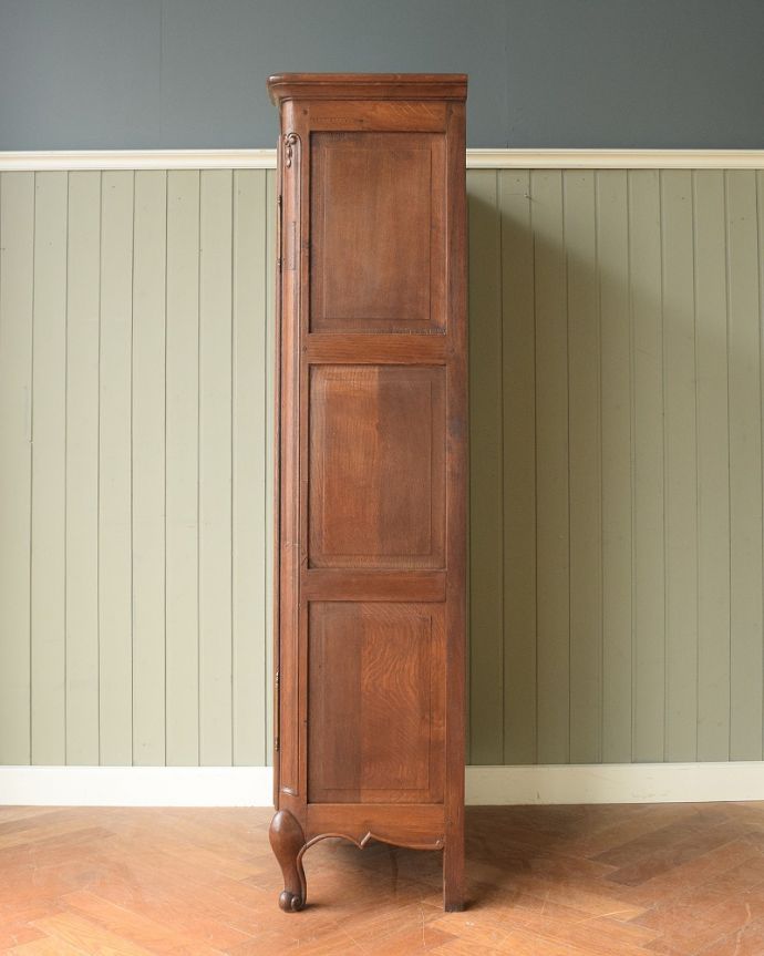 アンティークのキャビネット　アンティーク家具　リビングで使えるフランスのアンティーク家具、優雅な雰囲気のガラスキャビネット（本棚） 。横顔だって色っぽい180度どの角度から見ても完璧なフランスのキャビネット。(j-2528-f)