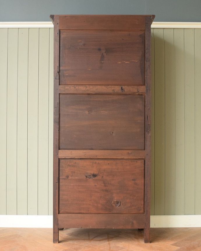 アンティークのキャビネット　アンティーク家具　リビングで使えるフランスのアンティーク家具、優雅な雰囲気のガラスキャビネット（本棚） 。もちろん後ろ姿もアンティークは新品ではないので経年変化によるキズはありますが、専門の職人がキレイにお直しをしているので、後ろ姿もキレイなんです。(j-2528-f)