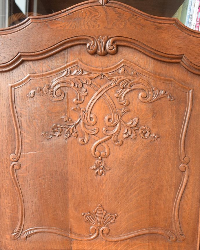 アンティークのキャビネット　アンティーク家具　リビングで使えるフランスのアンティーク家具、優雅な雰囲気のガラスキャビネット（本棚） 。優雅なデザインまだ機械が発達していない時代に、どうやって造ったんだろう･･･。(j-2528-f)