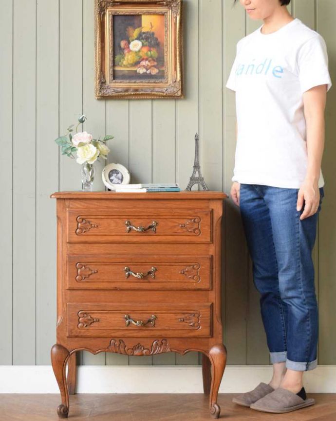 アンティークのチェスト アンティーク家具 南仏スタイルのキレイなアンティーク家具、美しい3段フレンチチェスト。フランスらしい優雅なアンティークのチェスト脚の美しい曲線美は、さすがフランスのアンティーク。(j-2529-f)