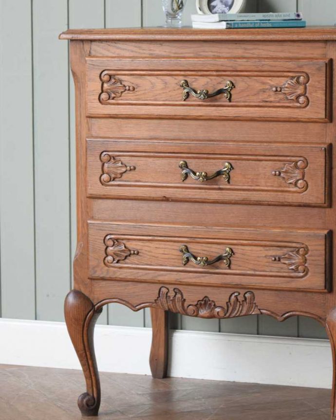 アンティークのチェスト アンティーク家具 南仏スタイルのキレイなアンティーク家具、美しい3段フレンチチェスト。自慢したくなる美しさやっぱりフランスのチェストは美しい見た目が魅力。(j-2529-f)