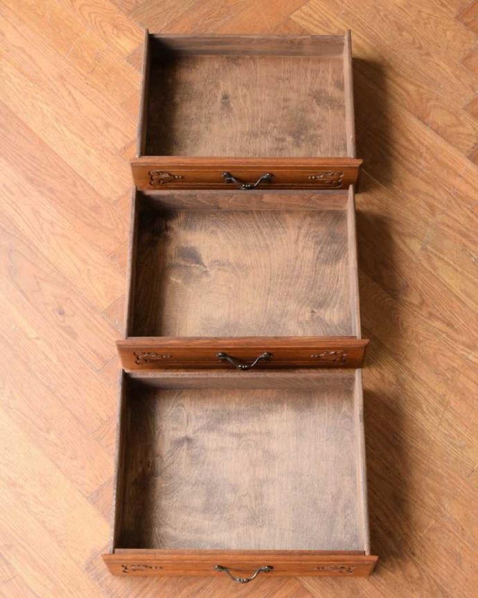 アンティークのチェスト アンティーク家具 南仏スタイルのキレイなアンティーク家具、美しい3段フレンチチェスト。引き出しの中もキレイですもちろん引き出しの中も職人がキレイ仕上げました。(j-2529-f)