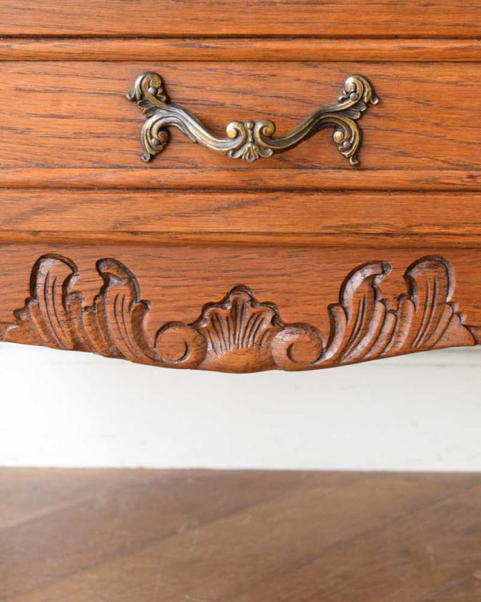 アンティークのチェスト アンティーク家具 南仏スタイルのキレイなアンティーク家具、美しい3段フレンチチェスト。フランスらしい彫りフランスらしさの象徴とも言える、優雅な彫りの装飾。(j-2529-f)