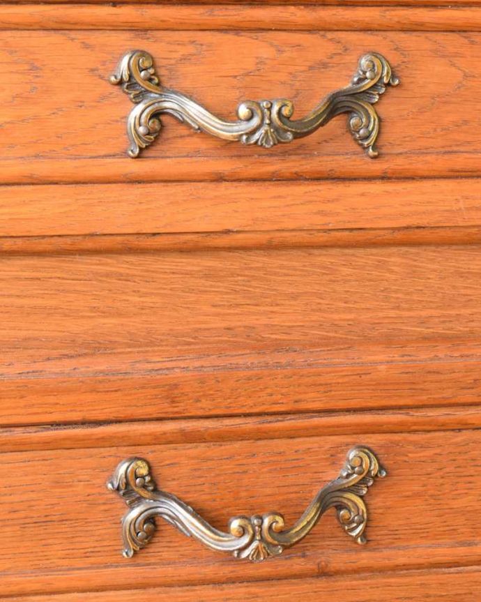 アンティークのチェスト アンティーク家具 南仏スタイルのキレイなアンティーク家具、美しい3段フレンチチェスト。開ける度にワクワクする取っ手優雅なデザインの取っ手。(j-2529-f)