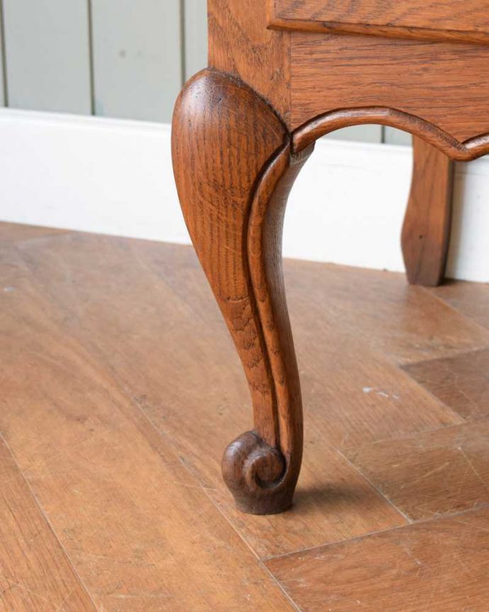 アンティークのチェスト アンティーク家具 南仏スタイルのキレイなアンティーク家具、美しい3段フレンチチェスト。女性1人でもラクラク運べますHandleのアンティークは、脚の裏にフェルトキーパーをお付けしています。(j-2529-f)