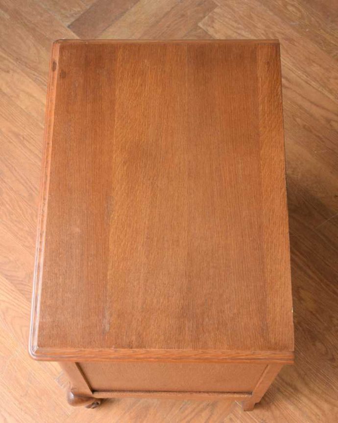 アンティークのチェスト アンティーク家具 南仏スタイルのキレイなアンティーク家具、美しい3段フレンチチェスト。何を置いて楽しもうかな・・・天板も修復する際、塗装もキレイに仕上げたので、いろんなものを乗せて楽しんで下さい。(j-2529-f)