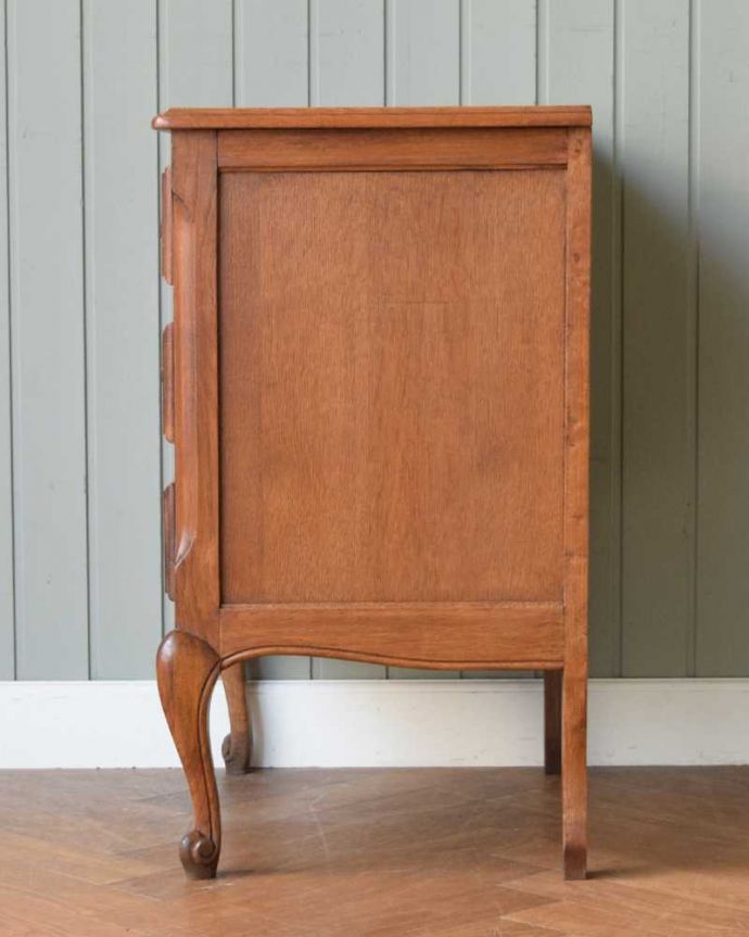 アンティークのチェスト アンティーク家具 南仏スタイルのキレイなアンティーク家具、美しい3段フレンチチェスト。横から見てもステキもちろん、横顔からもフランスらしい美しさが漂っています。(j-2529-f)