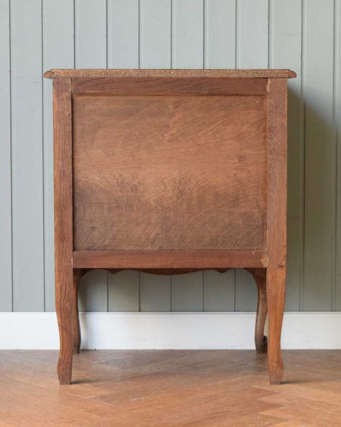 アンティークのチェスト アンティーク家具 南仏スタイルのキレイなアンティーク家具、美しい3段フレンチチェスト。後ろ姿にも気を使ってますアンティークは新品ではないので、経年変化によるキズはありますが、専門の職人がお直しをしたので、後ろ姿もキレイです。(j-2529-f)