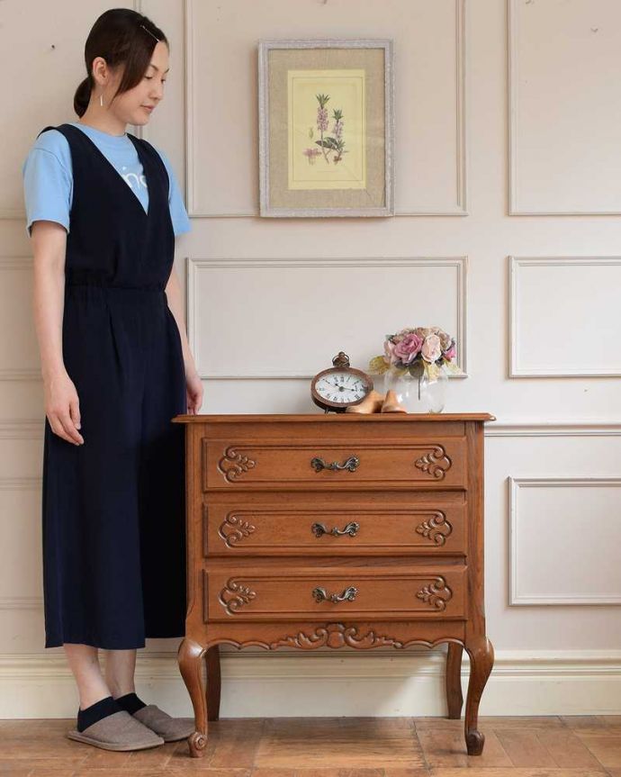 アンティークのチェスト　アンティーク家具　フランスのエレガントなアンティーク家具、猫脚の美しいフレンチチェスト。フランスらしい優雅なアンティークのチェスト脚の美しい曲線美は、さすがフランスのアンティーク。(j-2530-f)