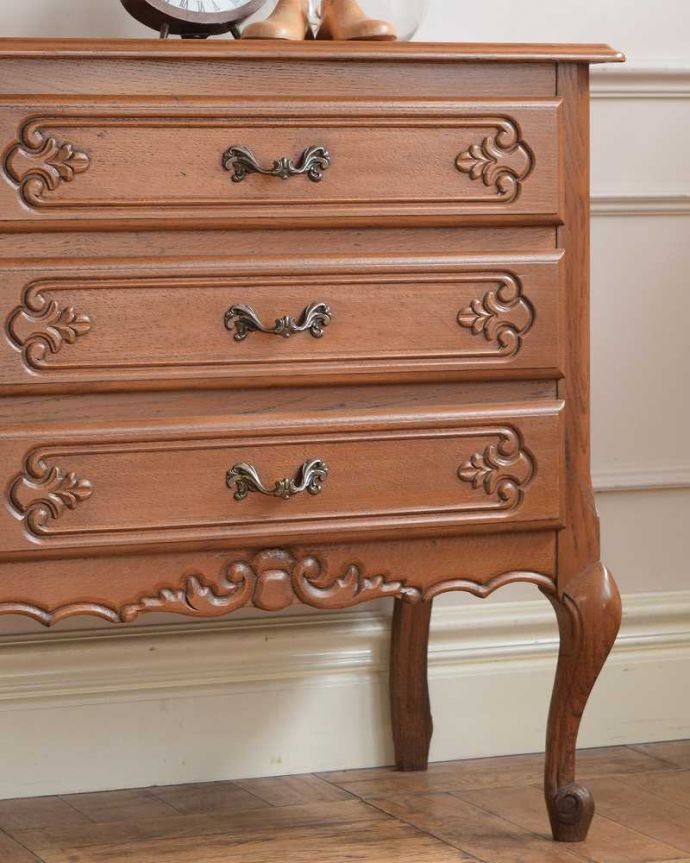 アンティークのチェスト　アンティーク家具　フランスのエレガントなアンティーク家具、猫脚の美しいフレンチチェスト。自慢したくなる美しさやっぱりフランスのチェストは美しい見た目が魅力。(j-2530-f)