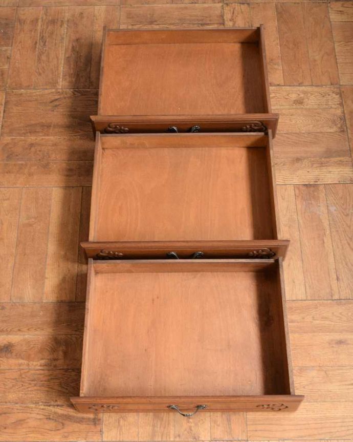 アンティークのチェスト　アンティーク家具　フランスのエレガントなアンティーク家具、猫脚の美しいフレンチチェスト。引き出しの中もキレイですもちろん引き出しの中も職人がキレイ仕上げました。(j-2530-f)