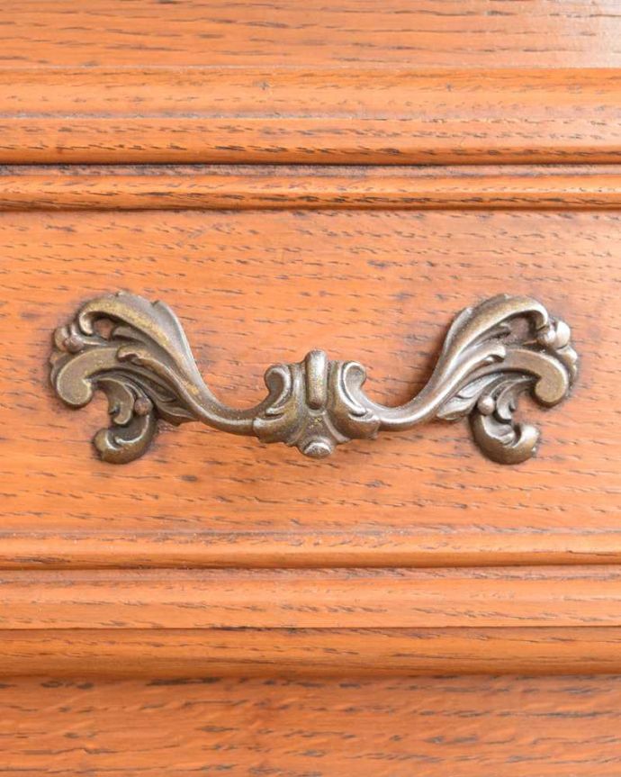アンティークのチェスト　アンティーク家具　フランスのエレガントなアンティーク家具、猫脚の美しいフレンチチェスト。開ける度にワクワクする取っ手優雅なデザインの取っ手。(j-2530-f)