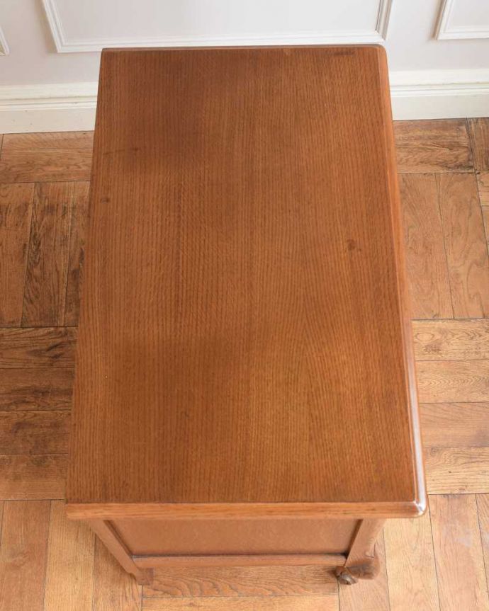 アンティークのチェスト　アンティーク家具　フランスのエレガントなアンティーク家具、猫脚の美しいフレンチチェスト。何を置いて楽しもうかな・・・天板も修復する際、塗装もキレイに仕上げたので、いろんなものを乗せて楽しんで下さい。(j-2530-f)