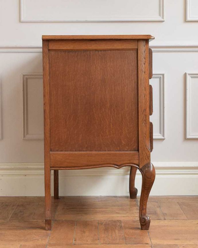 アンティークのチェスト　アンティーク家具　フランスのエレガントなアンティーク家具、猫脚の美しいフレンチチェスト。横から見てもステキもちろん、横顔からもフランスらしい美しさが漂っています。(j-2530-f)