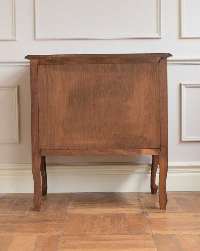 アンティークのチェスト　アンティーク家具　フランスのエレガントなアンティーク家具、猫脚の美しいフレンチチェスト。後ろ姿にも気を使ってますアンティークは新品ではないので、経年変化によるキズはありますが、専門の職人がお直しをしたので、後ろ姿もキレイです。(j-2530-f)