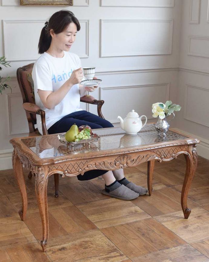 アンティークのテーブル アンティーク家具 フランスのエレガントなアンティーク家具、網目天板が美しいコーヒーテーブル。優雅な時間が過ごせるフランスらしさフランスらしい美しい脚のコーヒーテーブルは、見た目はもちろんここで過ごす時間も優雅にしてくれます。(j-2531-f)