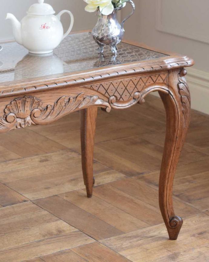 アンティークのテーブル アンティーク家具 フランスのエレガントなアンティーク家具、網目天板が美しいコーヒーテーブル。やっぱり自慢はこの脚線美フランスらしい猫脚を見るだけでなんだか満足しちゃう美しさ。(j-2531-f)