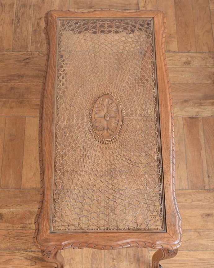 アンティークのテーブル アンティーク家具 フランスのエレガントなアンティーク家具、網目天板が美しいコーヒーテーブル。美しすぎる編み込みの模様にうっとり手編みで編んである細かい模様。(j-2531-f)