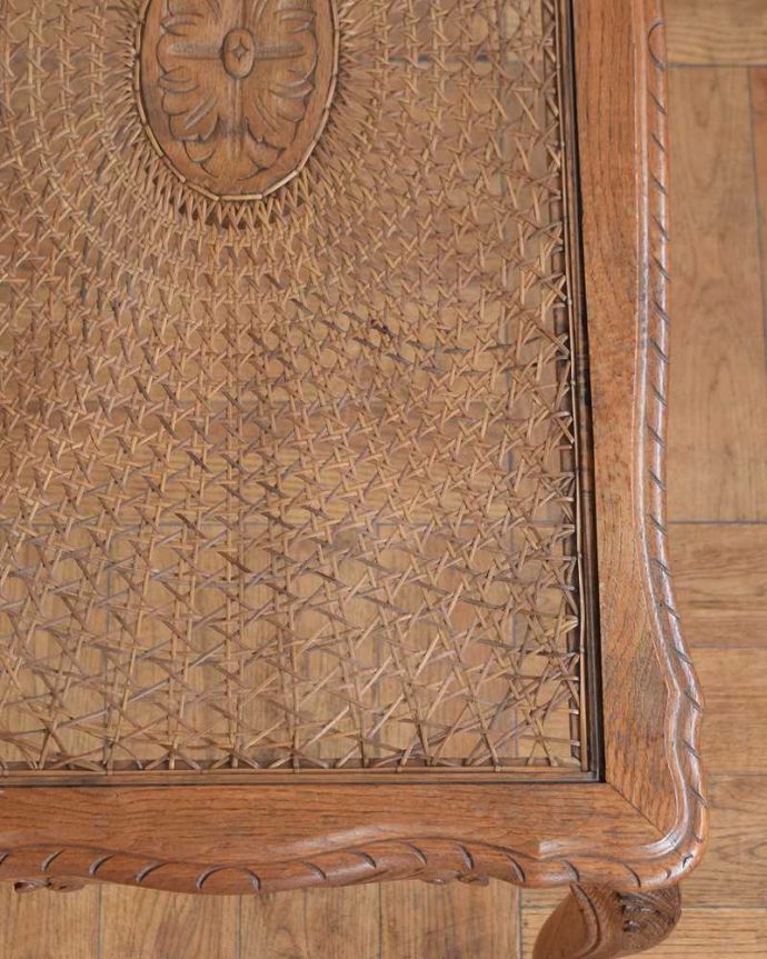 アンティークのテーブル アンティーク家具 フランスのエレガントなアンティーク家具、網目天板が美しいコーヒーテーブル。近づいて見てみると…こんな感じでとても細かい網目なんです。(j-2531-f)