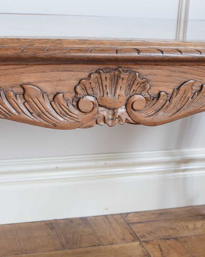 アンティークのテーブル アンティーク家具 フランスのエレガントなアンティーク家具、網目天板が美しいコーヒーテーブル。美しい彫にもうっとり…さりげなく施された彫。(j-2531-f)