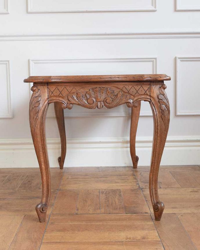 アンティークのテーブル アンティーク家具 フランスのエレガントなアンティーク家具、網目天板が美しいコーヒーテーブル。横から見てもステキ真横から見るとこんな感じに見えます。(j-2531-f)