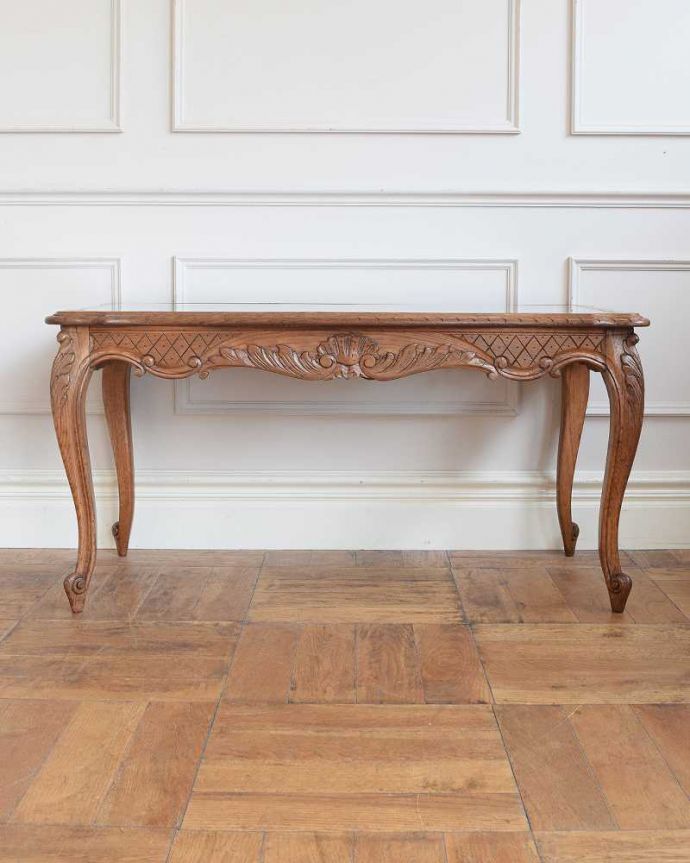 アンティークのテーブル アンティーク家具 フランスのエレガントなアンティーク家具、網目天板が美しいコーヒーテーブル。こちら側も、もちろんキレイです!アンティークは新品ではないので、もちろん経年変化によるキズはありますが、専門の職人がきちんと修復したので360度、どこから見てもキレイです。(j-2531-f)