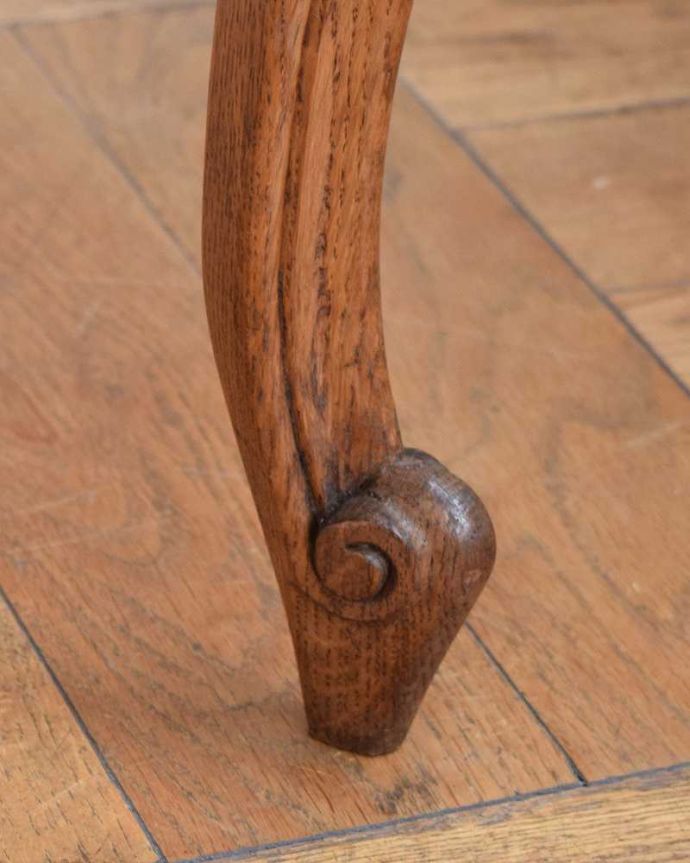 アンティークのテーブル アンティーク家具 フランスのエレガントなアンティーク家具、網目天板が美しいコーヒーテーブル。持ち上げなくても運べますHandleのアンティークは、脚の裏にフェルトキーパーをお付けしていますので、床を滑らせてカンタンに動かせます。(j-2531-f)