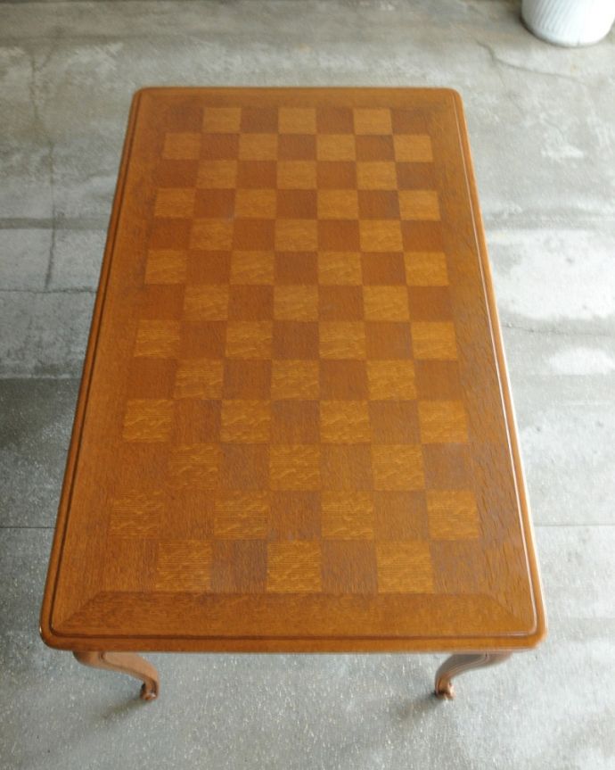 アンティークのテーブル　アンティーク家具　フランス輸入の美しいアンティーク家具、ドローリーフテーブル（伸張式ダイニングテーブル）。上から見るとこんな形リーフを開く前はこんな形です。(j-2532-f)