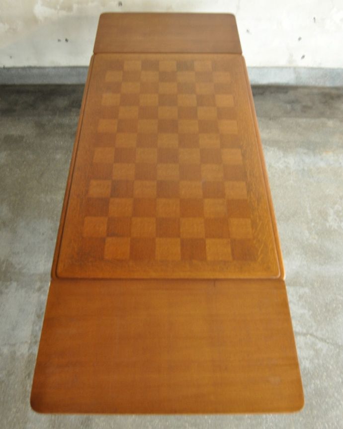 アンティークのテーブル　アンティーク家具　フランス輸入の美しいアンティーク家具、ドローリーフテーブル（伸張式ダイニングテーブル）。大きく広げてみると･･･両方のリーフを開くと、たっぷり使える天板の広さ。(j-2532-f)