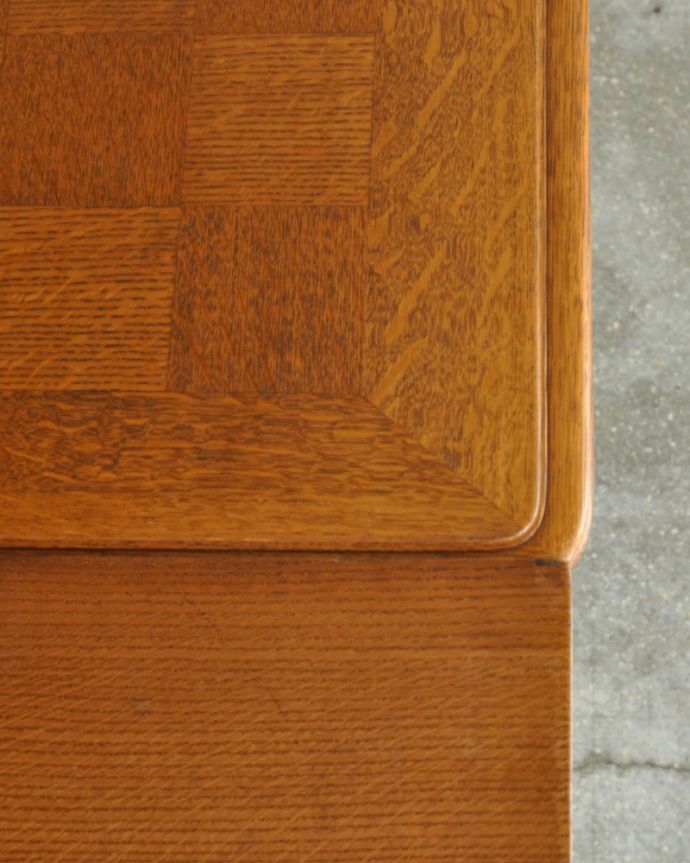 アンティークのテーブル　アンティーク家具　フランス輸入の美しいアンティーク家具、ドローリーフテーブル（伸張式ダイニングテーブル）。近づいて見てみると、さらに美しい天板の模様天板の模様だけでもステキに見えちゃうフランスらしいテーブルを使えば、毎日の食事の時間がなんだかスペシャルになります。(j-2532-f)