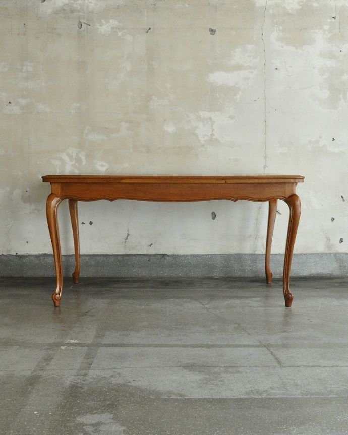 アンティークのテーブル　アンティーク家具　フランス輸入の美しいアンティーク家具、ドローリーフテーブル（伸張式ダイニングテーブル）。横から見てもステキやっぱり脚の曲線が美しい･･･みんなに自慢したくなる脚線美です。(j-2532-f)