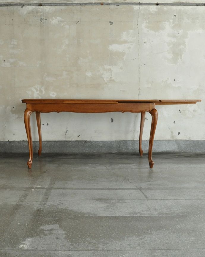 アンティークのテーブル　アンティーク家具　フランス輸入の美しいアンティーク家具、ドローリーフテーブル（伸張式ダイニングテーブル）。片方だけ開いても･･･人数に合わせて、3タイプで大きさを選べるので、片方だけ開くと、こんな感じです。(j-2532-f)