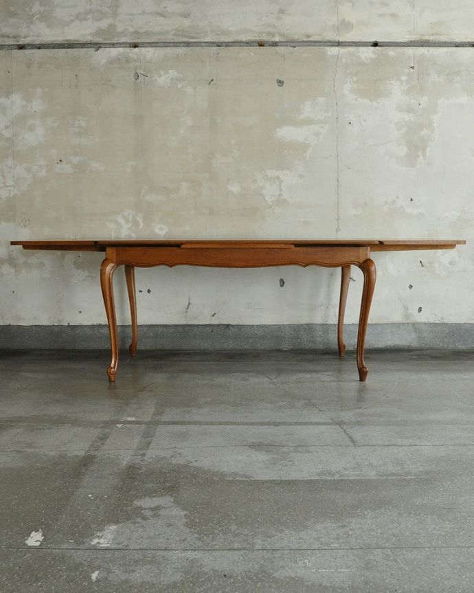 アンティークのテーブル　アンティーク家具　フランス輸入の美しいアンティーク家具、ドローリーフテーブル（伸張式ダイニングテーブル）。両方開くとかなり大きなサイズ！フランスサイズなので、両方開くとかなり大きなダイニング。(j-2532-f)