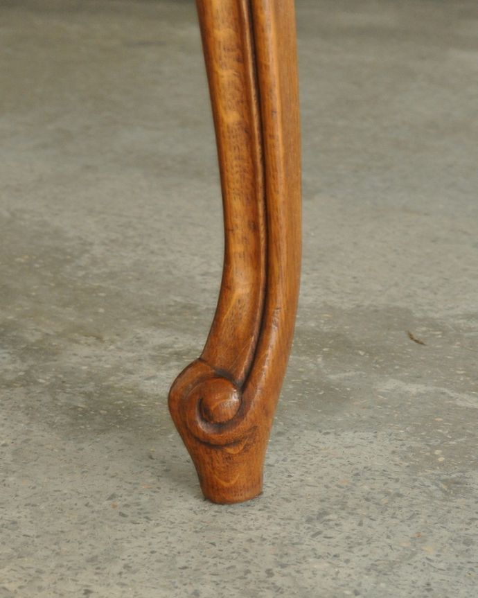 アンティークのテーブル　アンティーク家具　フランス輸入の美しいアンティーク家具、ドローリーフテーブル（伸張式ダイニングテーブル）。持ち上げなくても移動できます！Handleのアンティークは、脚の裏にフェルトキーパーをお付けしていますので、持ち上げなくても床を滑らせて移動させることが出来ます。(j-2532-f)