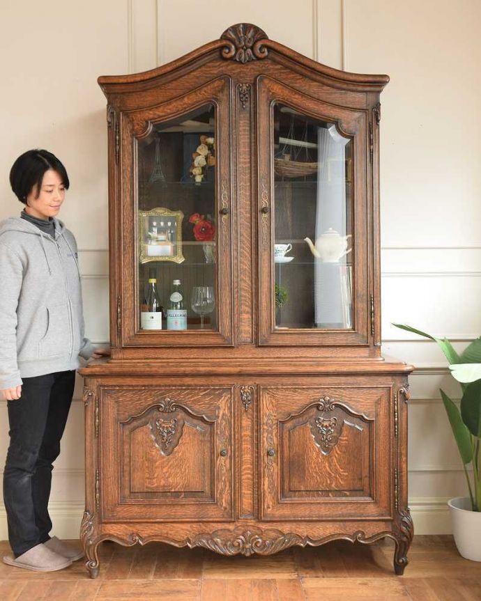 アンティークのキャビネット アンティーク家具 ガラス扉キャビネット、フランスから到着したアンティーク家具(食器棚)。置いた瞬間、フランスらしい優雅さフランスらしい彫が美しい大きなサイズのキャビネット。(j-2533-f)