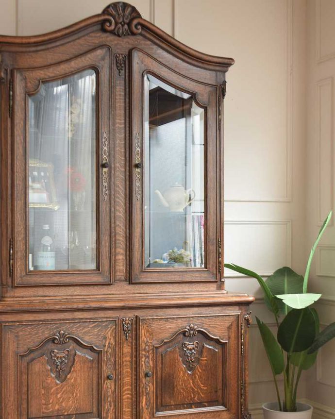アンティークのキャビネット アンティーク家具 ガラス扉キャビネット、フランスから到着したアンティーク家具(食器棚)。ガラス扉からのぞいてみると・・・曲線で描かれたガラス面のデザインも女性らしく優雅。(j-2533-f)