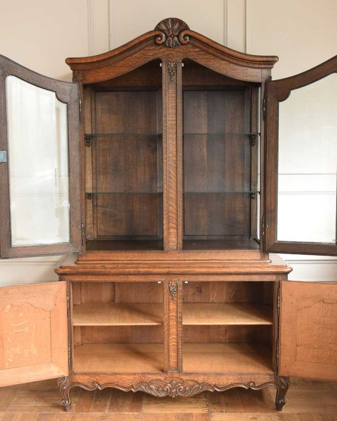 アンティークのキャビネット アンティーク家具 ガラス扉キャビネット、フランスから到着したアンティーク家具(食器棚)。美しさだけじゃない!たっぷり収納アンティーク家具にはめずらしい日本の食器棚と同じようなデザイン。(j-2533-f)
