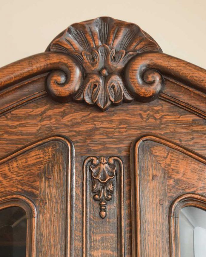 アンティークのキャビネット アンティーク家具 ガラス扉キャビネット、フランスから到着したアンティーク家具(食器棚)。フランスらしい彫りフランスらしさの象徴とも言える、優雅な彫りの装飾。(j-2533-f)