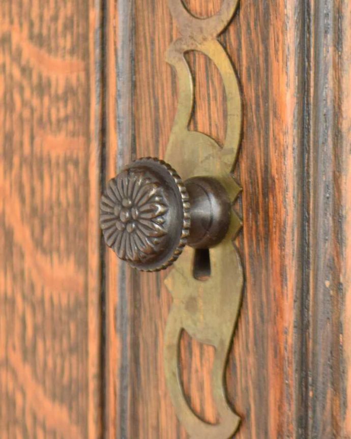 アンティークのキャビネット アンティーク家具 ガラス扉キャビネット、フランスから到着したアンティーク家具(食器棚)。取っ手にもフランスらしさ芸術的に美しいの取っ手。(j-2533-f)