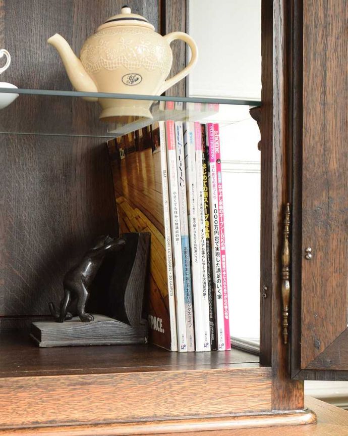 アンティークのキャビネット アンティーク家具 ガラス扉キャビネット、フランスから到着したアンティーク家具(食器棚)。扉の中は収納たっぷりA4サイズの雑誌までしっかり収納出来ちゃう大きさ。(j-2533-f)